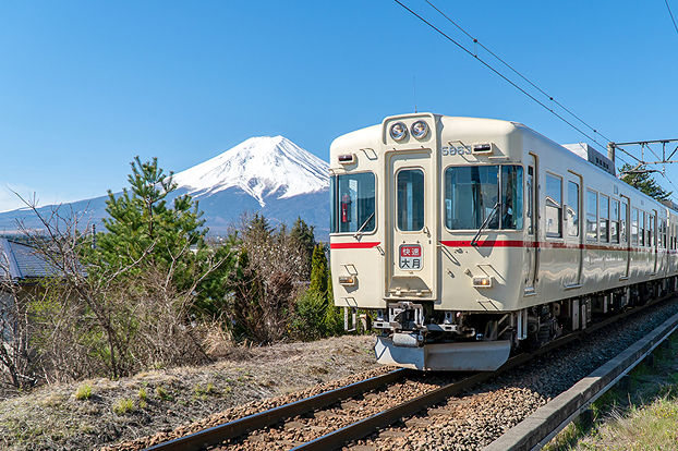 富士山を背景に走る富士急行線の車両
